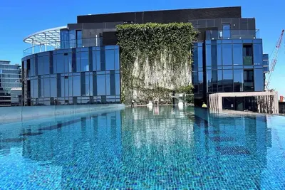 Image de Stylish Edge Apartment Walk to Albert Park & Beach