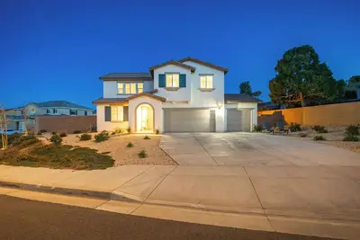 Image de Luxury & Newer 5 Bedroom Home w/ A Large Backyard in West Lancaster!