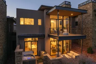 Image de Luxury Townhome - Exclusive guest access to a members-only golf club, pool, and resort amenities!