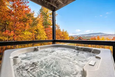 Image de 6br Mountain Cabin w/ Views, Hot Tub, Fire Pit, Theater Room & Game Room