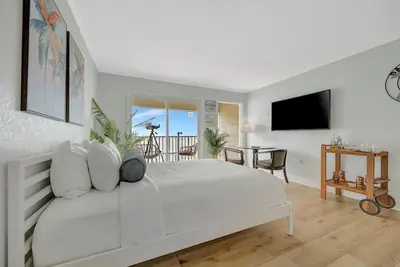 Image de Waterfront 2 Beds w/ Bayview! Heated Pool & Bar!
