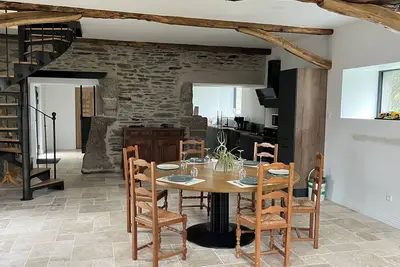 Image de Gîte aménagé dans une longère, situé à la ferme au milieu des brebis