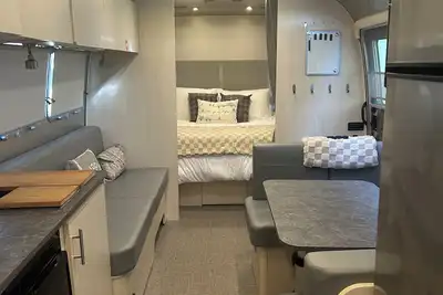 Image de All Season Luxury Airstream Family Glamping 6 of 6 On-Site Hiking, Sauna, Bunk