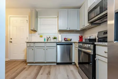 Image de Charming 3-bedroom townhome in Austell near Six-Flags with free parking! ! ! !