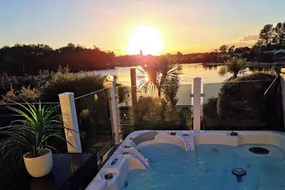Image de Meridian Tattershall Lakes Escape - Lakeside lodge with a fishing peg & Hot Tub