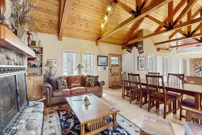 Image de Delightful dog-friendly home w/ private hot tub, fireplace