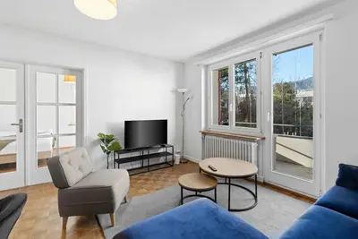 Image de Bright apt near the center