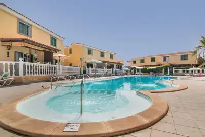 Image de Appartement de vacances 'Bungalow Parrales 2' avec piscine partagée, Wi-Fi et climatisation