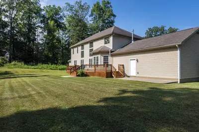 Image de Luxurious 5-bedroom 4, 000 square foot home