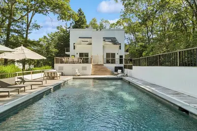 Image de Wainscott retreat w resort-style indoor-outdoor living, pool, total. . .