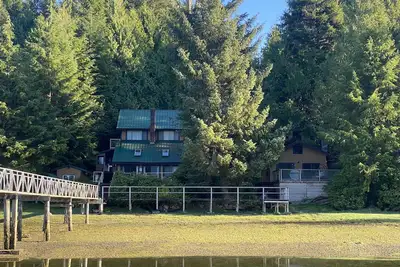 Image de Waterfront home located in peaceful Bamfield Inlet with private dock.