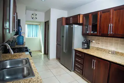 Image de 4 Bedroom pent house overlooking the ocean.