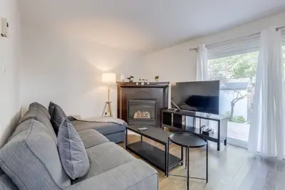 Image de Charming 3br Townhouse with Backyard & Parking