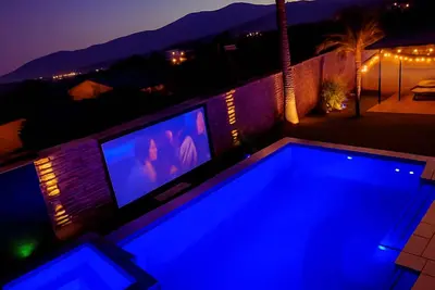 Image de Family Oasis w/ Glamping Yurt, Poolside Movie Nights, Golf Simulator, Game Room and much more