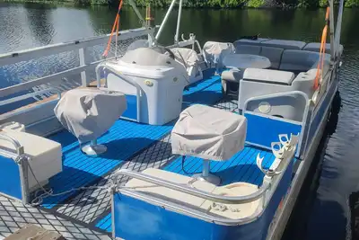 Image de \"Okeetime\" New\"One of a kind property\" fishing, & golfing. Pontoon available.