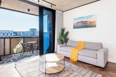 Image de Contemporary Stay in Bustling Century City