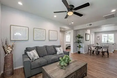 Image de This centrally located 2 bedroom 2 bathroom is fully remodeled with electric vehicle charging on site