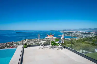 Villa Naaria with Pool