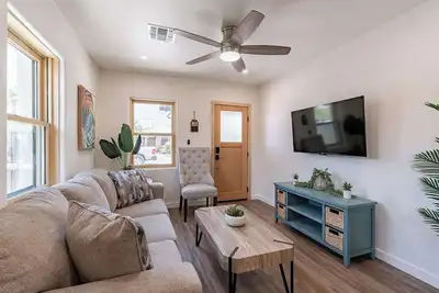 Image de Located downtown this 1 bedroom 1 bathroom is fully remodeled with your own dedicated electric vehicle charger.