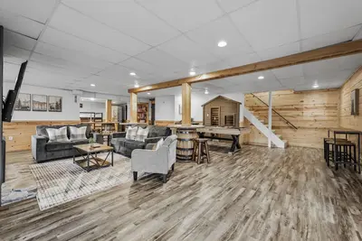 Image de 3, 800 Sq Ft Luxury Cabin on Private Acre, Hot Tub, 2 Game Rooms, Sleeps 16
