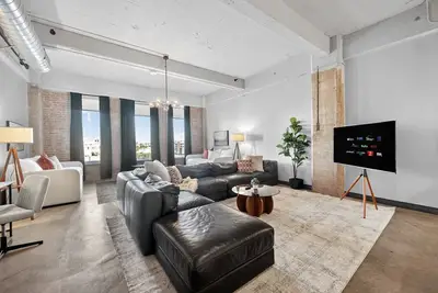 Image de Modern Uptown Dallas Retreat | Large Groups • Sleeps 12