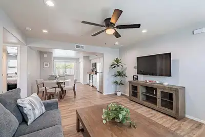 Image de This centrally located 2 bedroom 2 bathroom is fully remodeled with electric vehicle charging on site