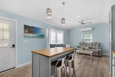 Image de Relax & Recharge: Bright 1-Bedroom Cottage in Freeport