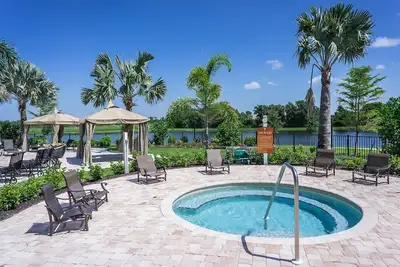 Image de Tranquil 2 bedroom villa with resort like pool & amenities. Pickle Ball Courts!