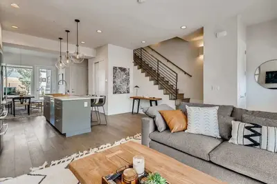 Image de Contemporary Townhome with Rooftop Deck