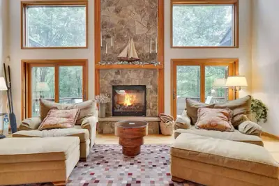 Image de Lake Front! Game Room + Indoor and Outdoor Fireplaces!