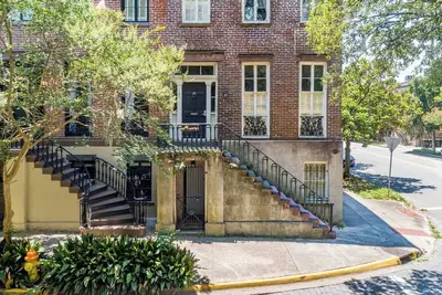 Image de This Classical Parlor is located on Chatham Square. It offers a quiet retreat with natural light, floor-to-ceiling windows, and views of the Square.