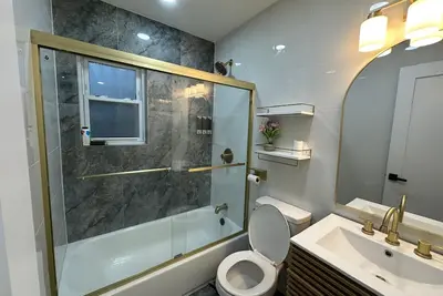 Image de Welcome to The Brownstone! Renovated home located in the heart of Brooklyn!