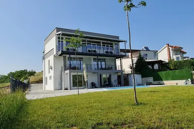 Image de Relax in Style-Modern Lake Apartments in a Quiet Setting