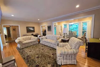 5 Points Oasis. Uga Home Away. Park & walk