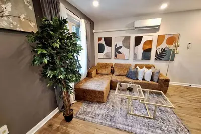 Image de Bi-Level 3 Br plus Finished Basement | Sleeps 12