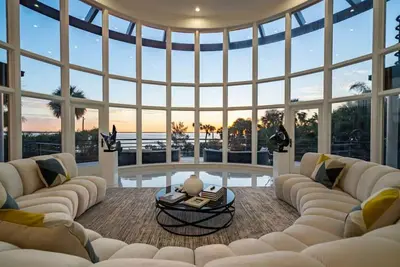 Image de 9k Sf Waterfront Mansion, Pool, Boat Dock, Theater