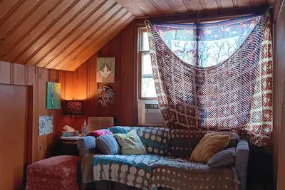 Image de Private studio apartment in North Chattanooga. Furnished, decorated by local art