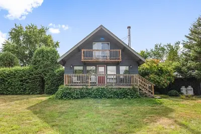 Image de Escape to Four Seasons at Calabogie, a cozy chalet that welcomes you year-round!