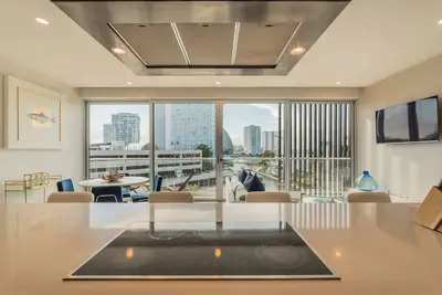 Image de Modern apartment in Puerto Cancun with partial ocean and marina view 🌊