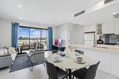 Image de Stylish Apt w/ Balcony Easy Access to Everywhere