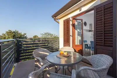 Image de Appartement de deux chambres avec la terrasse Basanija, Umag (A-21418-b)