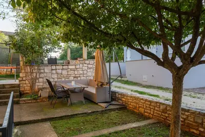 Image de Appartement de deux chambres avec la terrasse Basanija, Umag (A-21418-c)