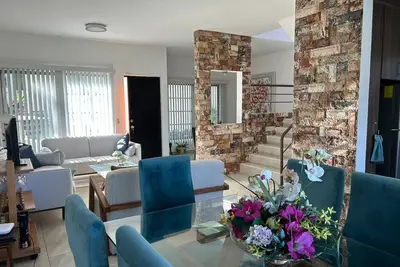 Image de Family home: 2 pools, private gym, parking x2 - 6 min downtown, near venues