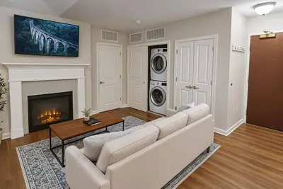 Image de Cozy Downtown Suite: Stadiums · Casino · R&R Hall