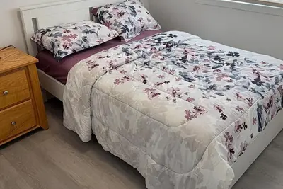 Image de Beautiful Renovated Bi-level  Home close to shopping, transit, & Rec Centre