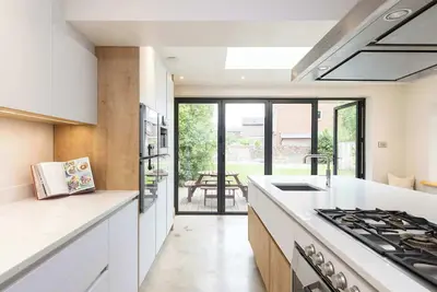 Image de Spacious 4-Bed Near City & Sea