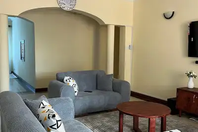 Image de Mombasa tropical retreat: 3-min walk to beach, near malls & major hotels.