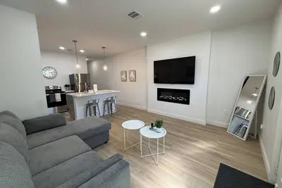 Image de Renovated 2br/1ba Duplex Unit in Bishop Arts