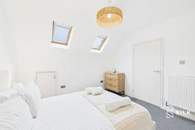 Image de 4 Bed house | Hill top views | 3 car driveway