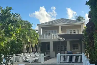 Image de Luxury retreat with contemporary design less than 5 minutes walk to the beach